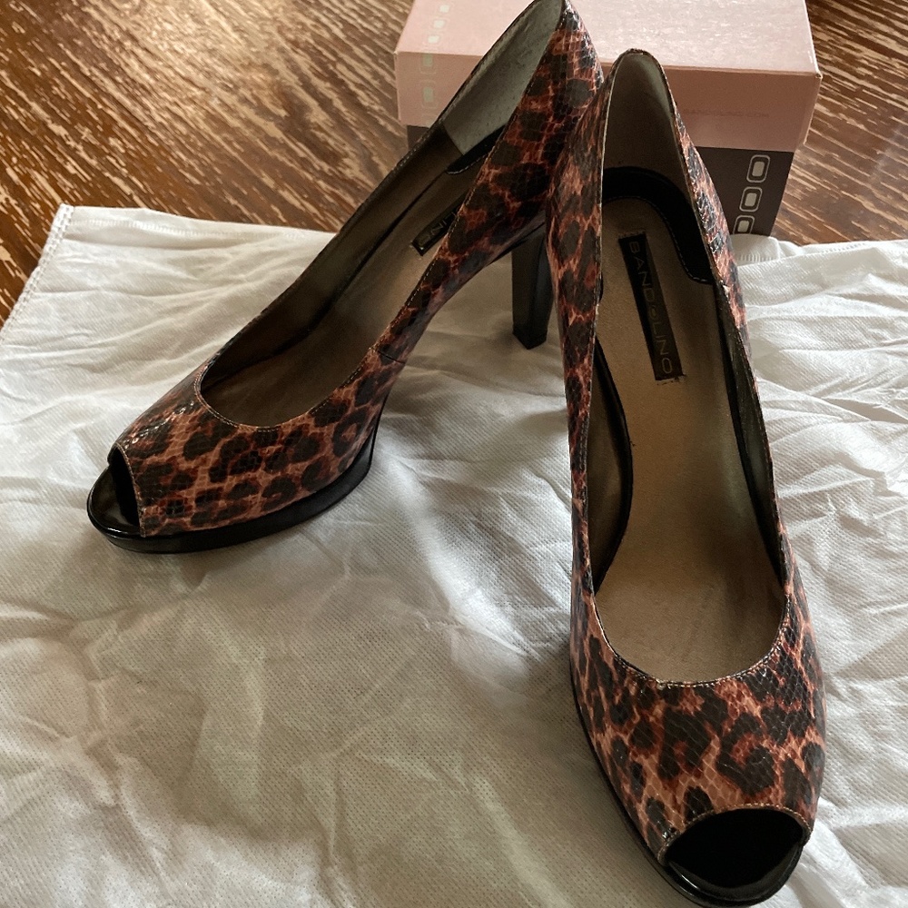 Leopard print pumps